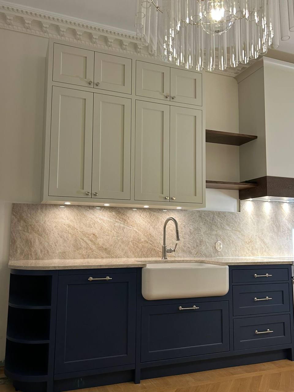 A custom navy and bone-white shaker kitchen finished by Husfix in central Stockholm